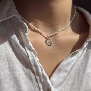 گردنبند مروارید پرورشی و پلاک نقره